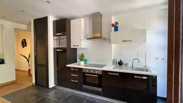 Micro-ondes, four, plaque de cuisson