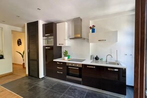 Micro-ondes, four, plaque de cuisson