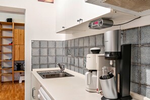Een koelkast, een microgolfoven, een oven, een kookplaat