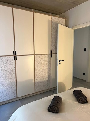 2 bedrooms, travel crib, WiFi, bed sheets