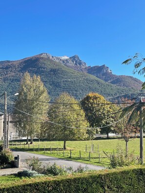 Property grounds - Vue du Gar - Gateway to the Pyrenees for hikers, cyclists, skiers & relaxation. (Saléchan)