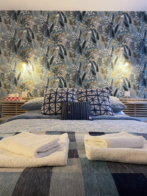 2 bedrooms, iron/ironing board, WiFi, bed sheets - Vue du Gar - Gateway to the Pyrenees for hikers, cyclists, skiers & relaxation. (Saléchan)