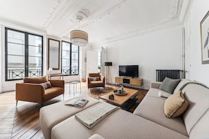 Appartement Ville, 4 chambres, non-fumeurs | Coin séjour | TV connectée