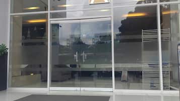 Condo, 1 Bedroom, Private Pool | Perincian bahagian luar