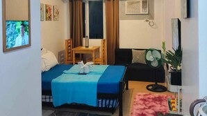 Room - Luxurious 9th Floor Studio in Quezon City With Private Pool (Quezon City)