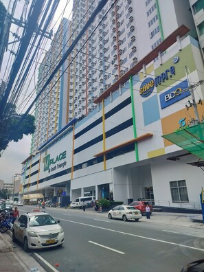 Exterior - Luxurious 9th Floor Studio in Quezon City With Private Pool (Quezon City)