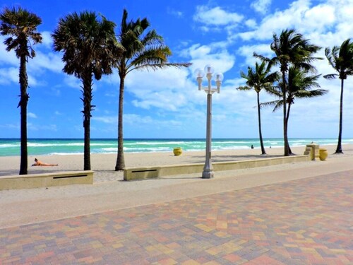 2/2 Beach View Cottage for 6-Community Heated Pool