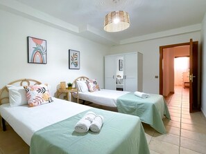 4 Schlafzimmer, Bügeleisen/Bügelbrett, Internetzugang, Bettwäsche