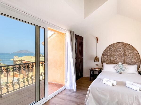 4 bedrooms, iron/ironing board, internet, bed sheets