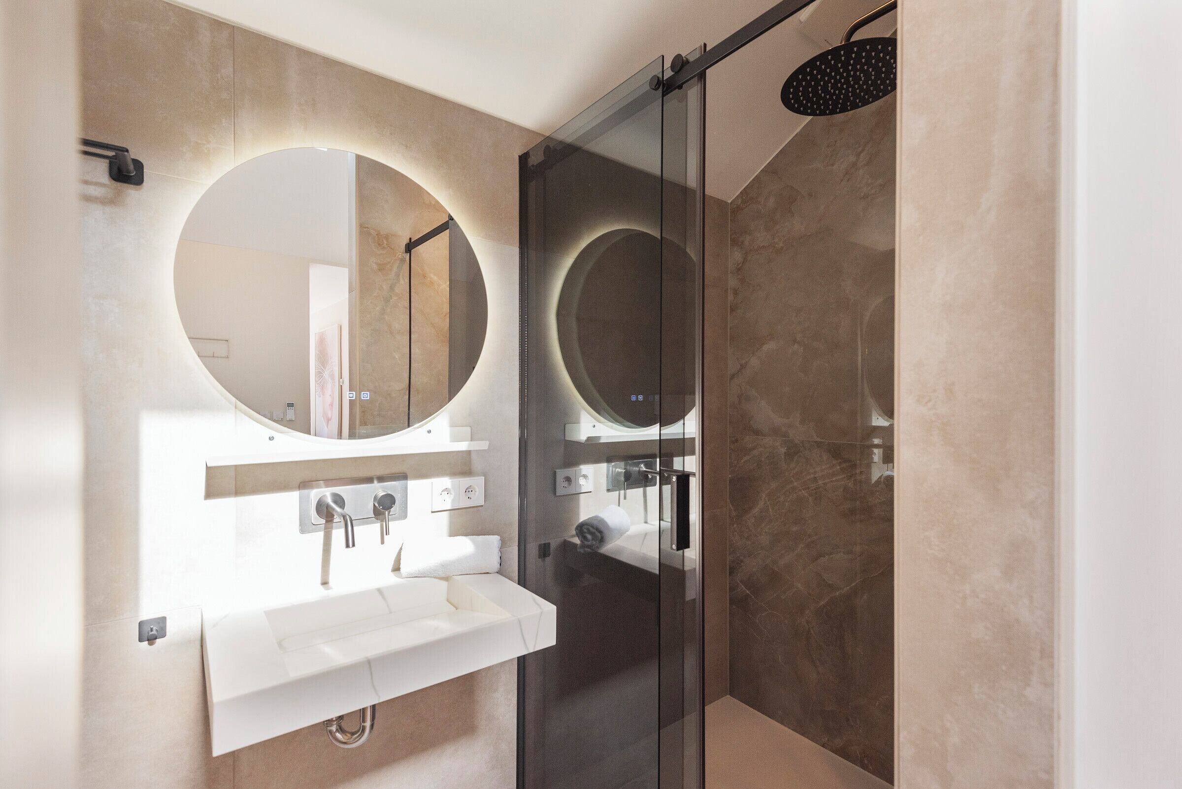 Douche, séchoir à cheveux, serviettes fournies