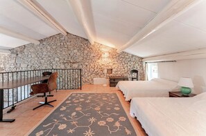 1 slaapkamer, een strijkplank/strijkijzer, wifi, beddengoed