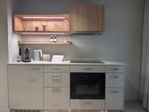 Appartamento Deluxe, vista città | Cucina privata | Frigorifero, forno, piano cottura, lavastoviglie