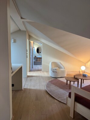 Apartment Top Floor | リビング エリア | 書庫、床暖房