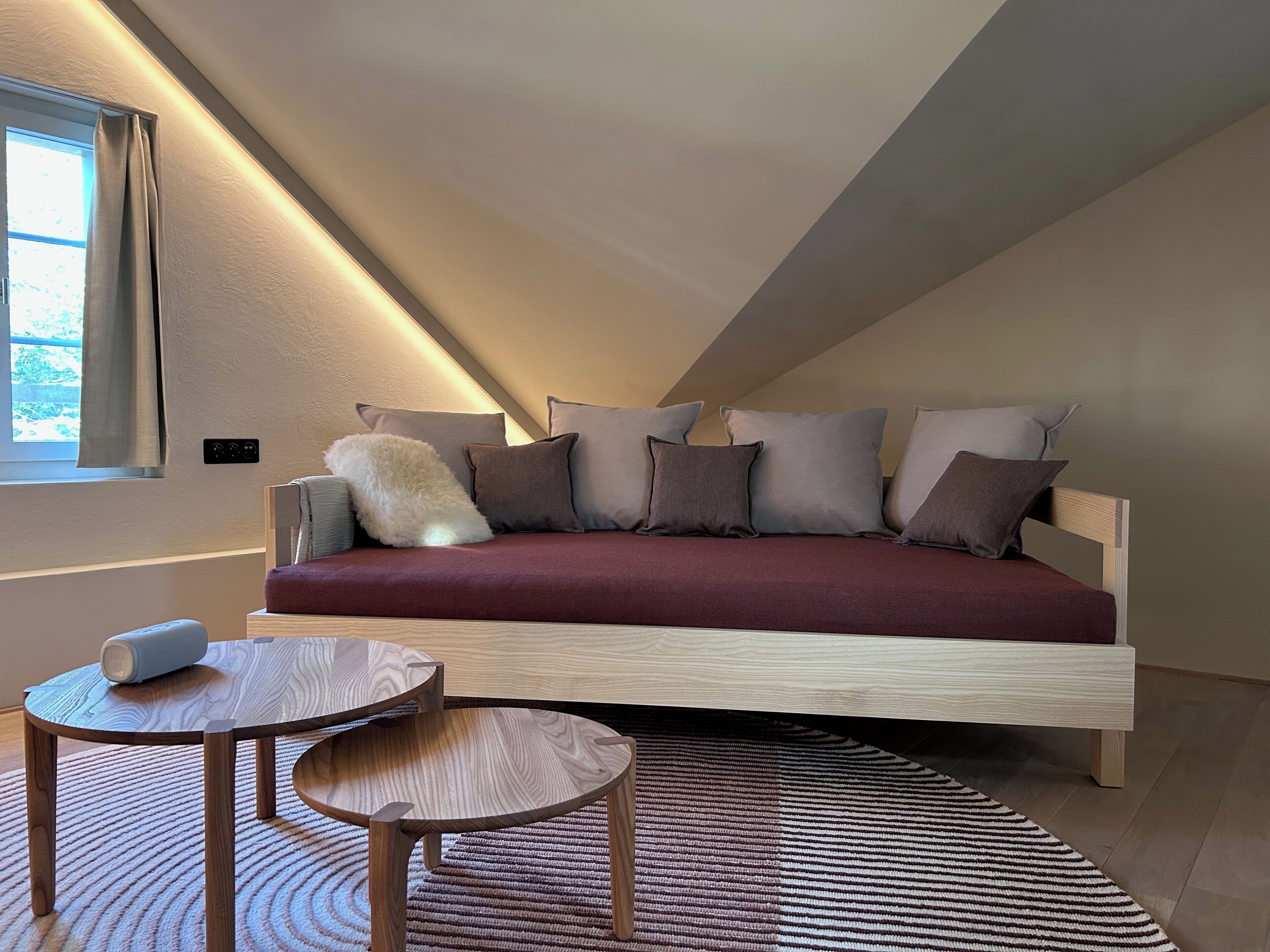 Apartment Top Floor | Wohnbereich | Bücher, Fußbodenheizung