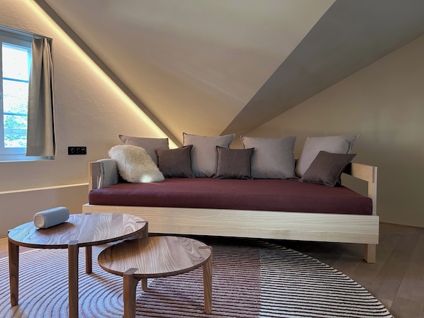 Apartment Top Floor | Coin séjour | Livres, chauffage par le sol