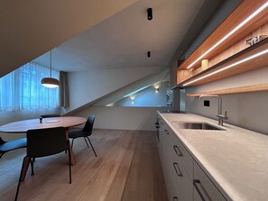 Apartment Top Floor | Yksilöllisesti sisustettu, yksilöllisesti kalustettu, ilmainen Wi-Fi