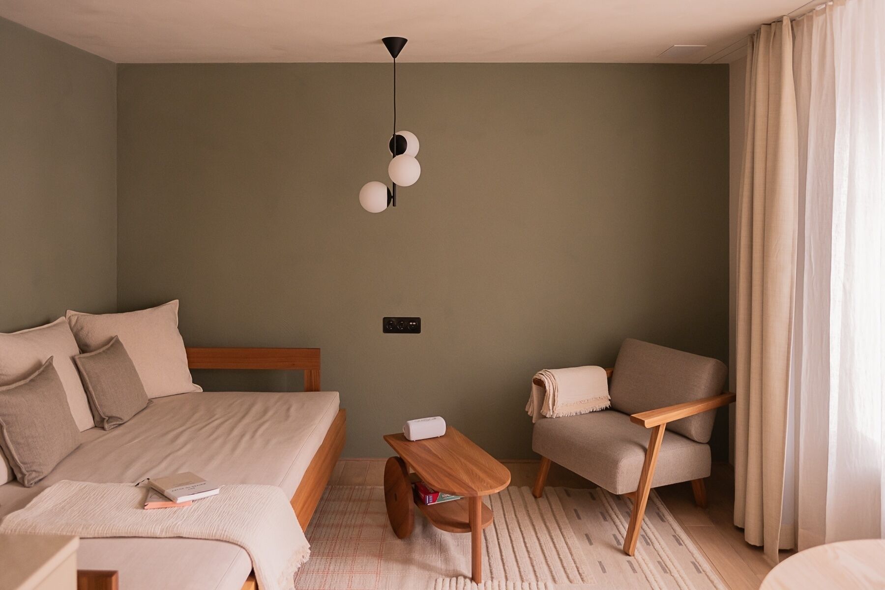 Apartment Ground Floor | Área de sala de estar | Libros y piso con calefacción 