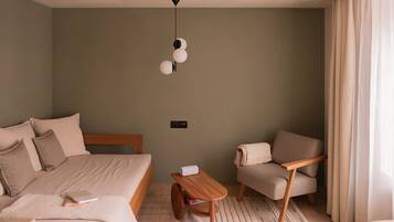 Apartment Ground Floor | Área de sala de estar | Libros y piso con calefacción