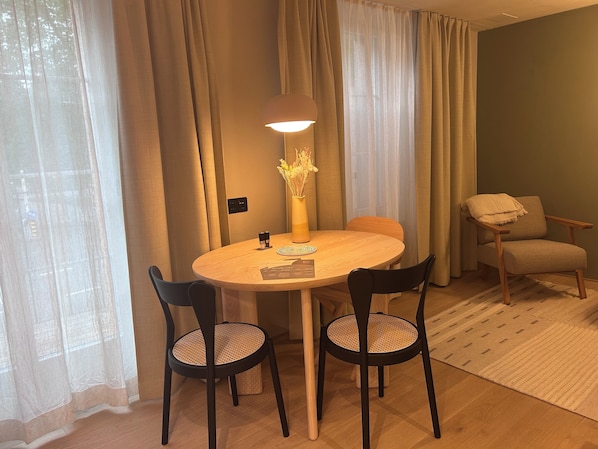 Appartamento Deluxe, vista città | Pasti in camera