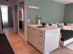 Apartment Ground Floor | Eigene Küche | Kühlschrank, Ofen, Herdplatte, Geschirrspüler