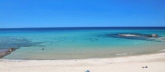  Villa Priscila - Stylish Stay 200m from the beach