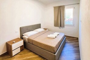 4 bedrooms, iron/ironing board, free WiFi, bed sheets - 🏡 Villa Priscila - Stylish Stay 200m from the beach (Lu Bagnu)