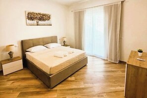 4 bedrooms, iron/ironing board, free WiFi, bed sheets