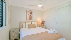 2 habitaciones, tabla de planchar con plancha, internet y ropa de cama