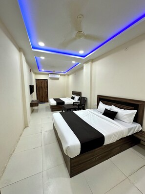 Deluxe Room - Hotel JMD 11 (Indore)
