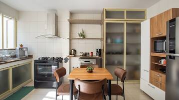 Geladeira, micro-ondas, fogão, cooktop