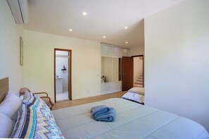 6 bedrooms, desk, iron/ironing board, free WiFi