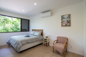 6 bedrooms, desk, iron/ironing board, free WiFi