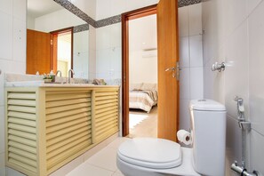 Dusj, hårføner, håndklær og såpe