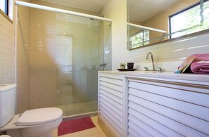 Shower, hair dryer, towels, soap - Spacious home with views of Christ the Redeemer (Rio de Janeiro)