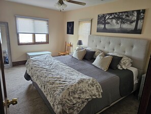 5 bedrooms, iron/ironing board, WiFi, bed sheets