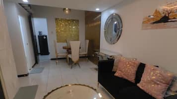 Casa, 1 habitación, balcón, vista a la ciudad | Sala de estar