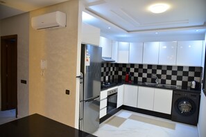 Fridge, oven, stovetop, coffee/tea maker