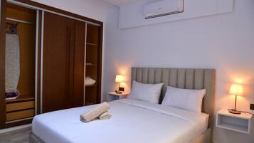2 bedrooms, iron/ironing board, internet, bed sheets