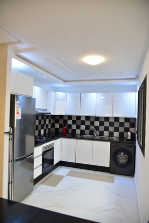 Fridge, oven, stovetop, coffee/tea maker