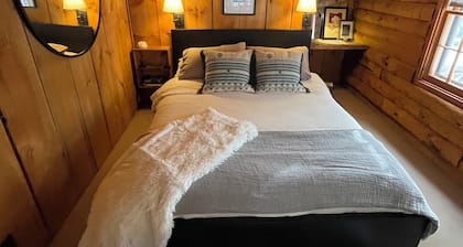 Elegant and cozy log cabin combines vintage design with contemporary luxury