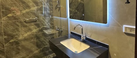 Apartment, 1 Bedroom, Accessible, Smoking | Bathroom