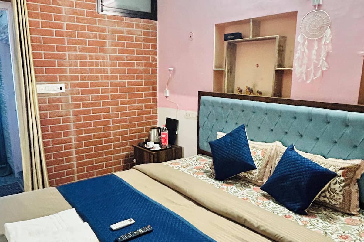 Classic Room | Individually decorated, individually furnished, free WiFi, bed sheets