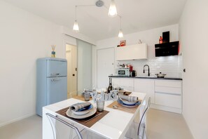 Apartamento estándar, 1 habitación (Appartamento Feva) | Cocina privada | Frigorífico, microondas, placa de cocina y lavavajillas