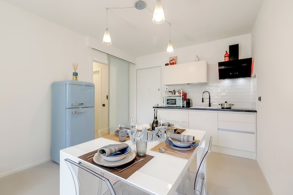 Fridge, microwave, stovetop, dishwasher