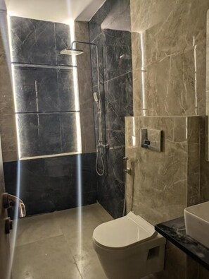 Classic Quadruple Room | Bathroom | Shower, towels