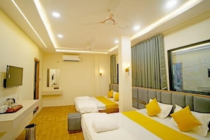Classic Quadruple Room | Desk, free WiFi