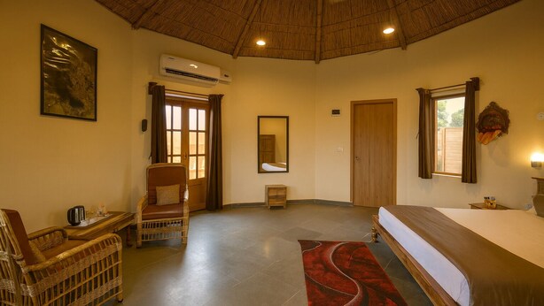 Maharaja Cottage With Open Air Bathtub | เครื่องนอนป้องกันสารก่อภูมิแพ้, ผ้านวมขนเป็ด, โต๊ะทำงาน, ผ้าม่านกันแสง