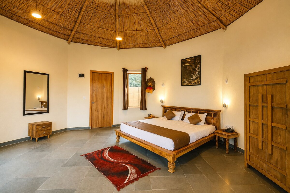 Maharaja Cottage With Private Sit-Out | Hypo-allergenic bedding, down duvets, desk, blackout curtains