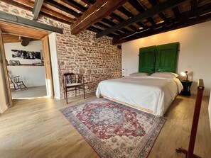 1 slaapkamer, een strijkplank/strijkijzer, beddengoed