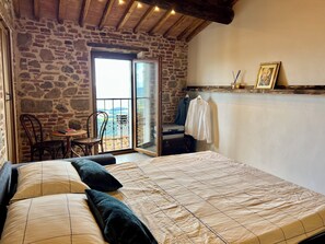 1 dormitorio, tabla de planchar con plancha, ropa de cama
